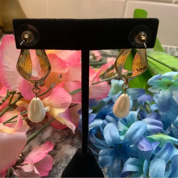 ♥️BRAND NEW Elegant 18k Gold plated White pearl Drop Earrings. Bloomingdale’s. - Picture 5 of 5